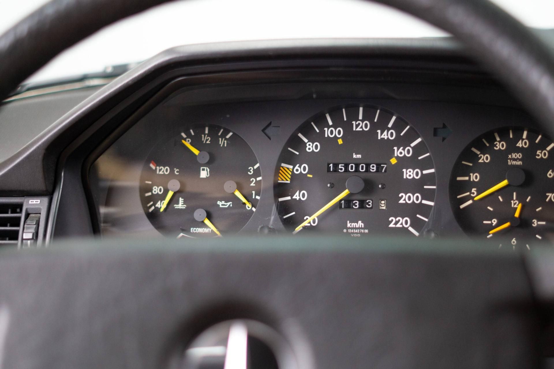 Mercedes-Benz 230E 9