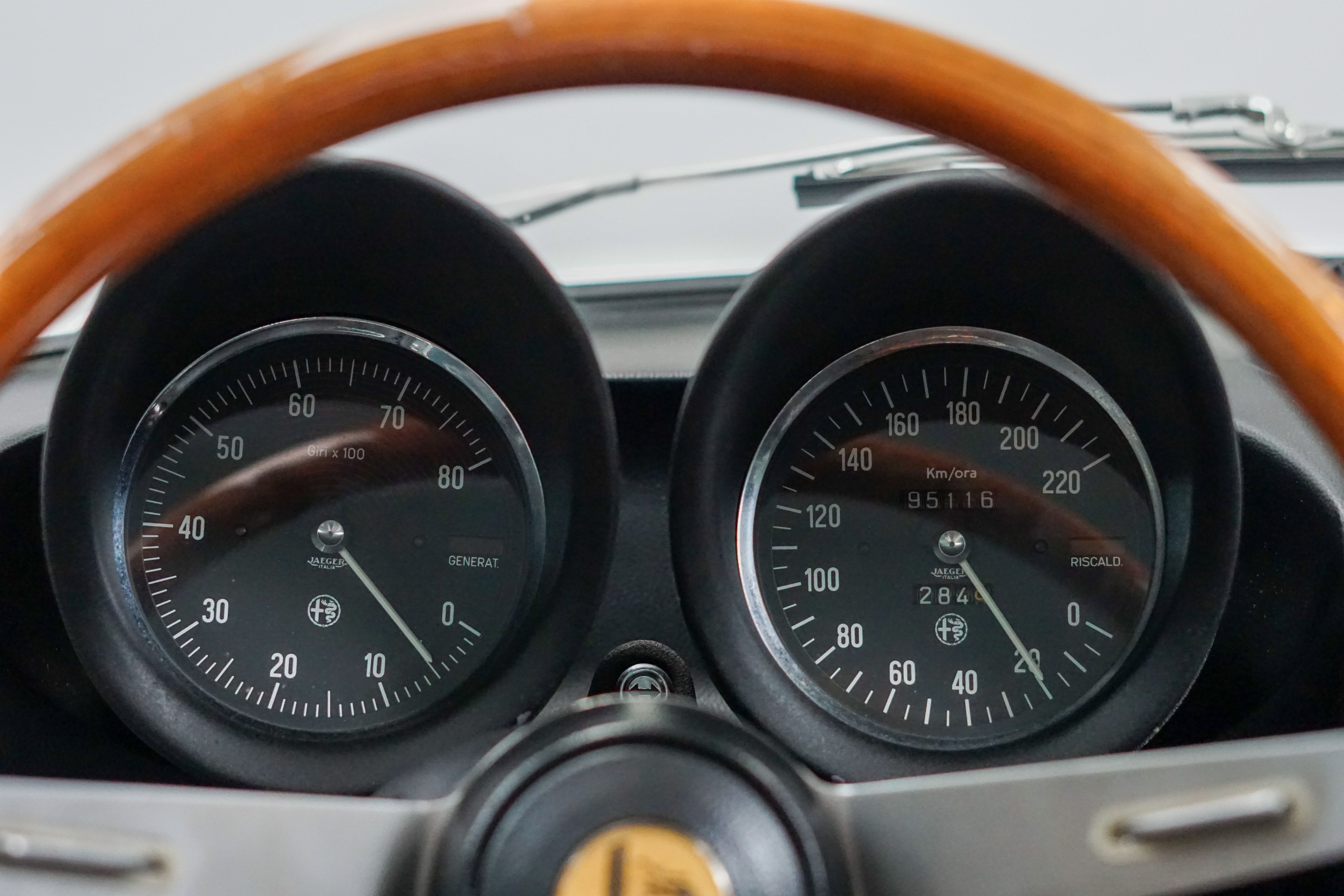 Alfa-Romeo 2000 Spider Veloce 25
