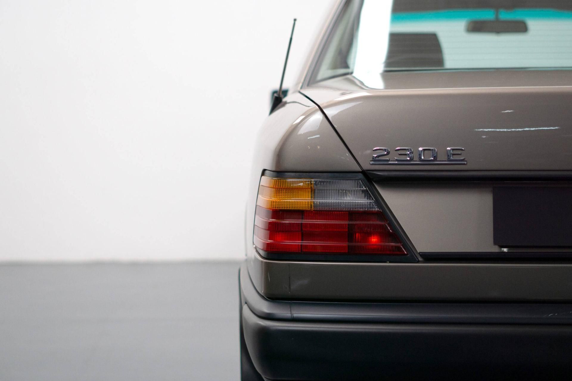 Mercedes-Benz 230E 5