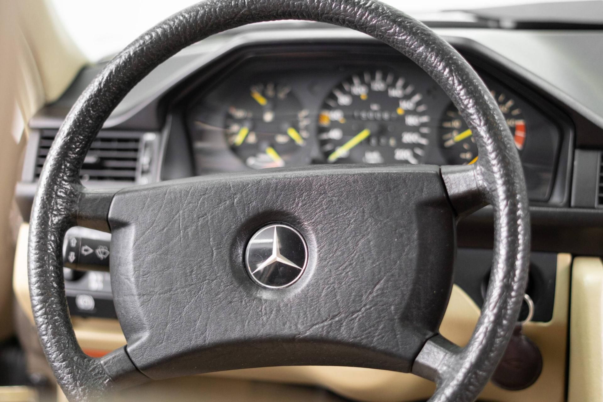 Mercedes-Benz 230E 6