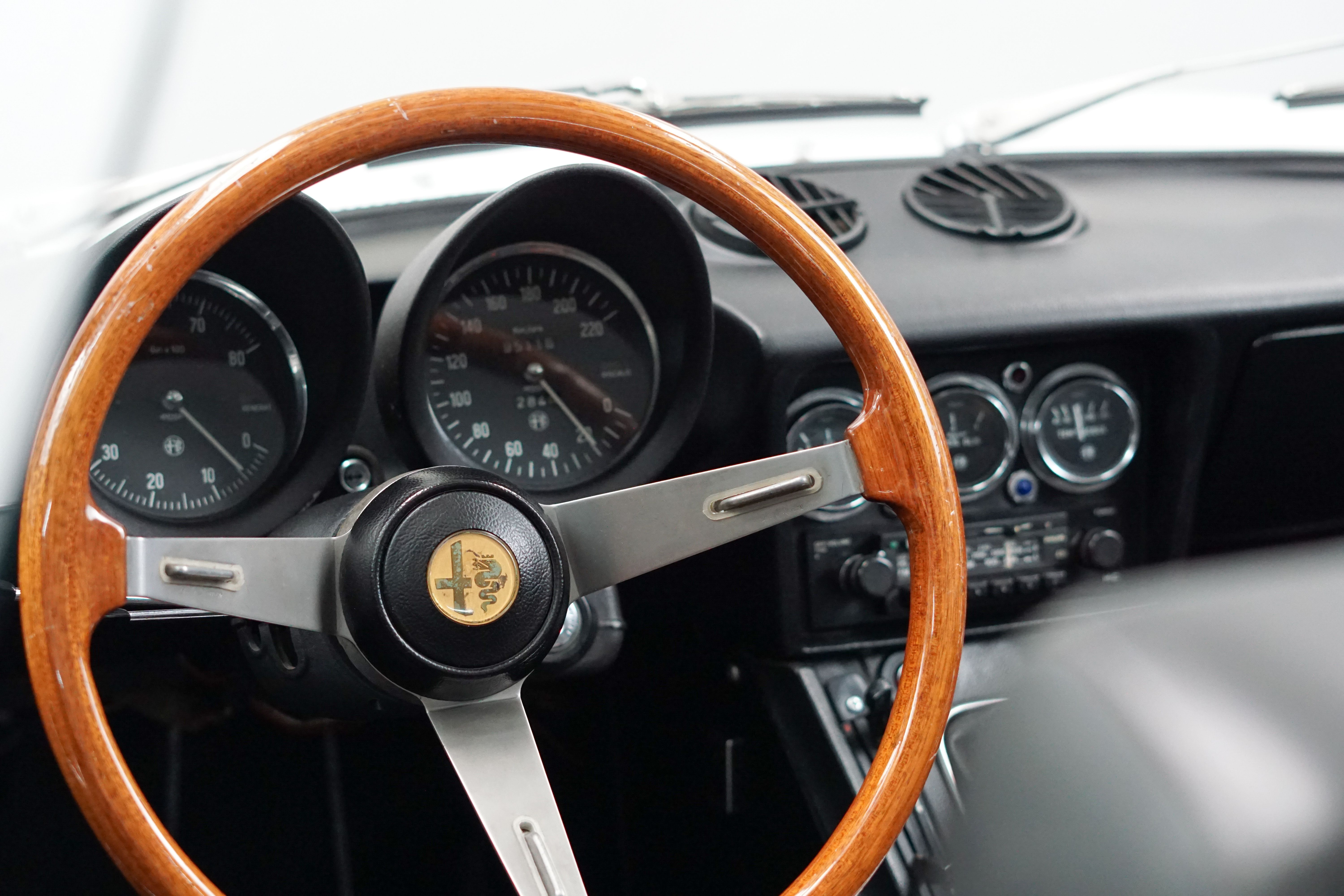 Alfa-Romeo 2000 Spider Veloce 22