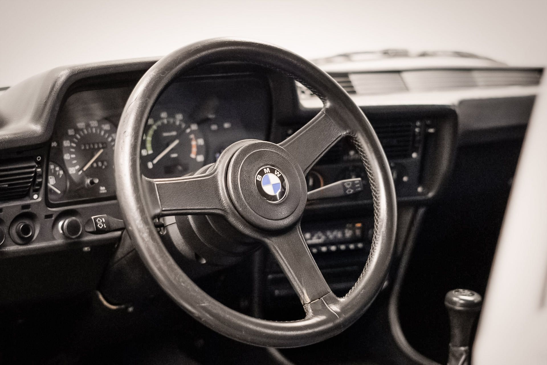 BMW 323i (E21) 8