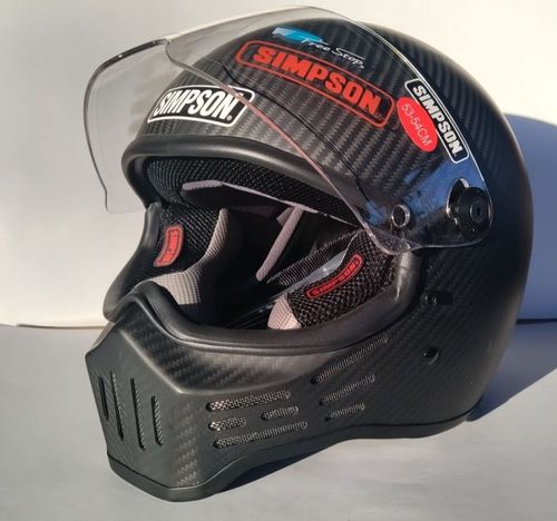 Capacete Simpson Bandit M30 em fibra de carbono.